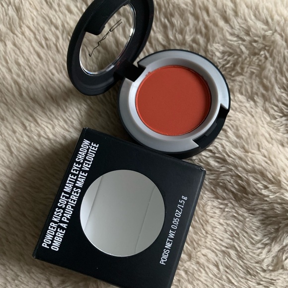 Mac Cosmetics Powder Kiss Eyeshadow in So Haute Right Now BNIB - Picture 8 of 16